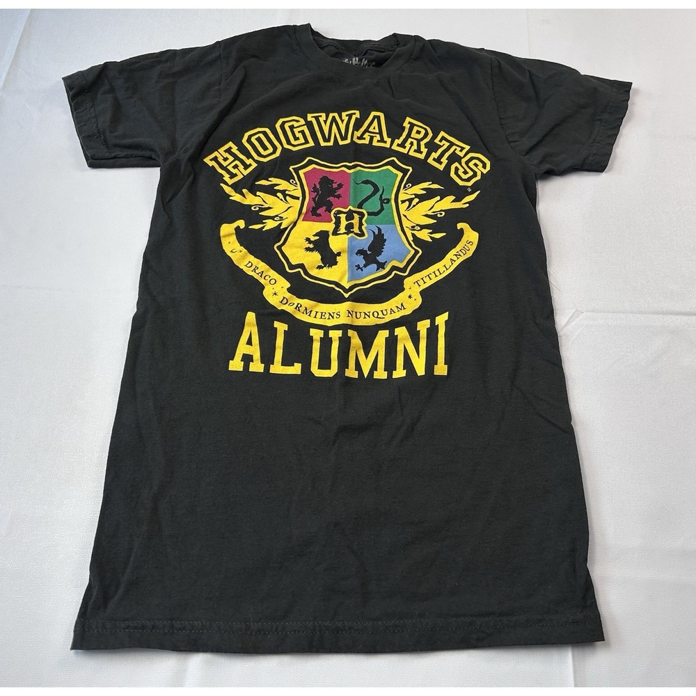Hogwarts Alumni Graphic T Shirt small Black Harry Potter Spellout Crest Tee